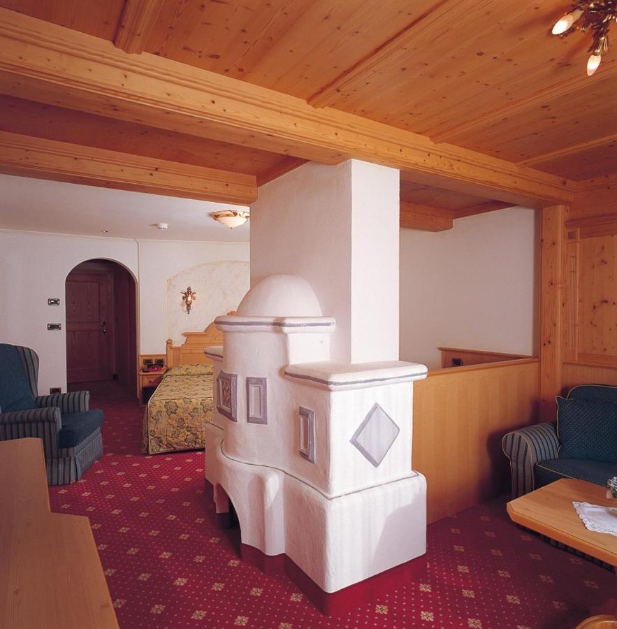 Alpen Hotel Corona Vigo di Fassa Exterior photo