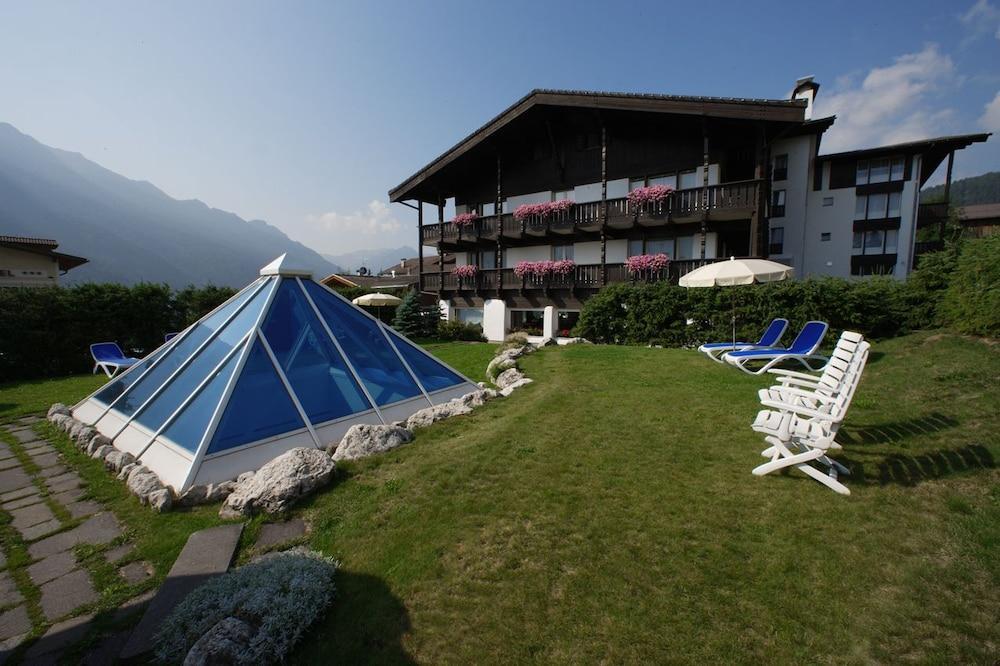 Alpen Hotel Corona Vigo di Fassa Exterior photo