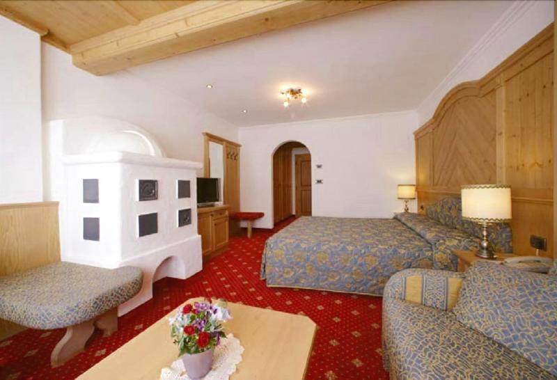 Alpen Hotel Corona Vigo di Fassa Exterior photo