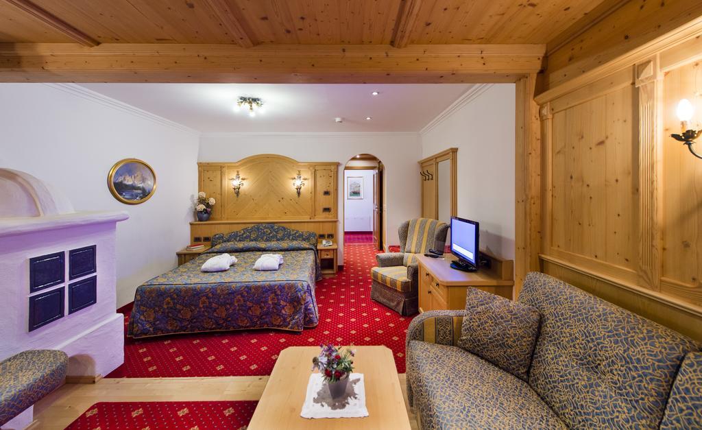 Alpen Hotel Corona Vigo di Fassa Exterior photo